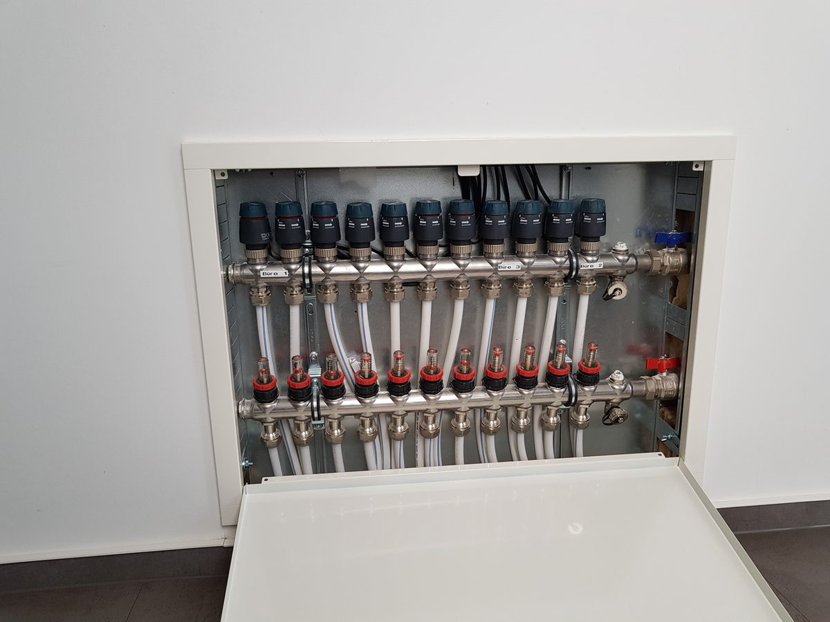 Heizkreisverteiler einer Fußbodenheizung im Wandschrank