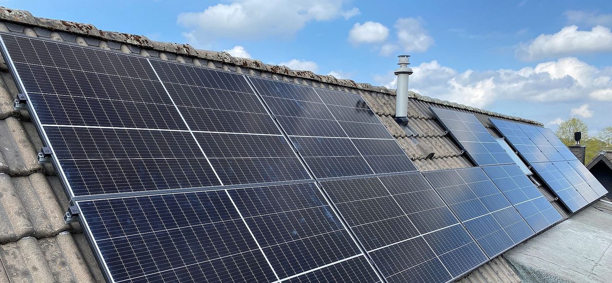 Photovoltaik-Module auf einem Steildach eines Einfamilienhauses