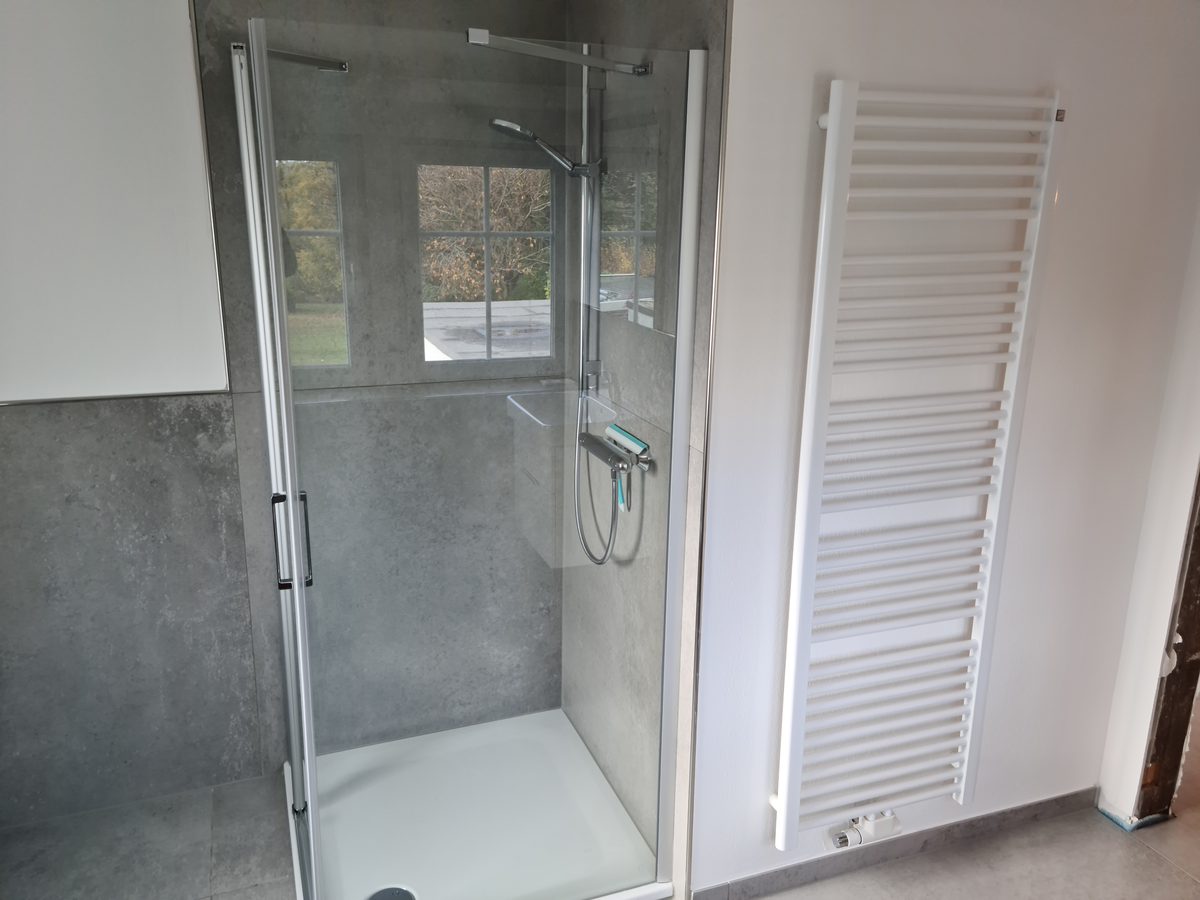 Weiteres Badezimmer mit Dusche und Heizkörper