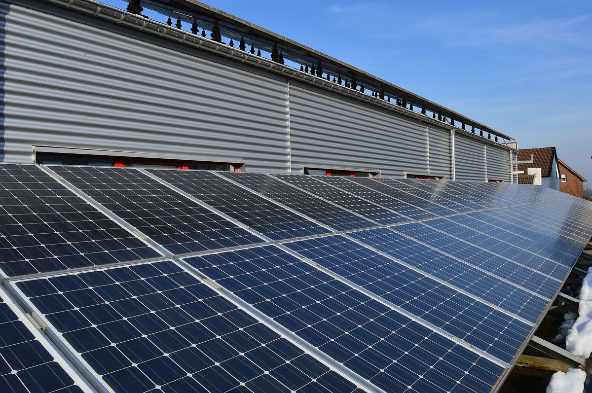 Aufgeständerte Photovoltaik-Module auf dem Flachdach