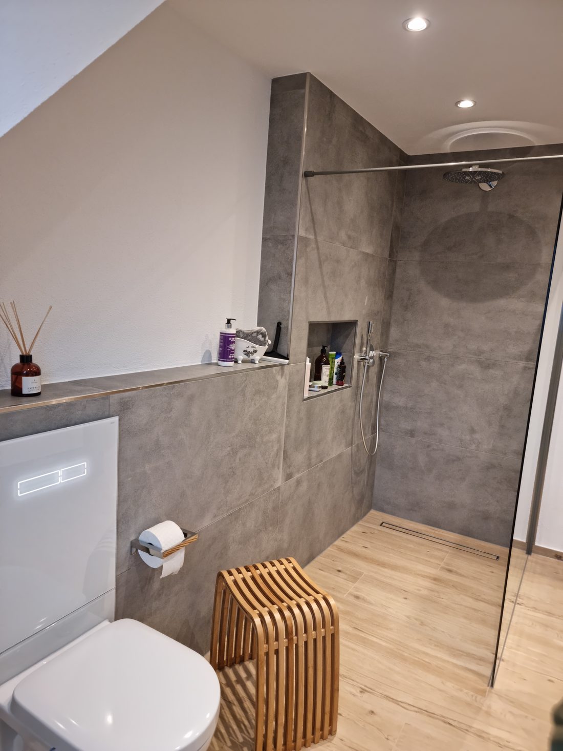 Projekt: Modernes Badezimmer mit bodengleicher Dusche